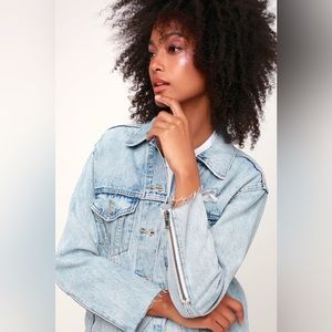 Levi’s Ex-Boyfriend Zip Sleeve Trucker Light Wash Denim Jacket size Medium